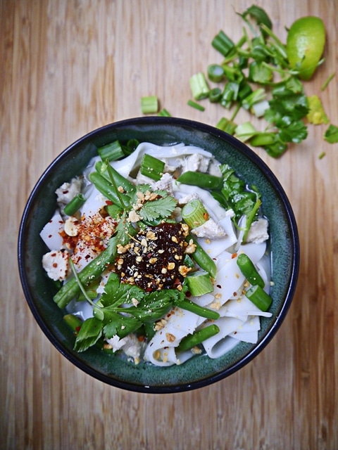 Sukhothai Noodle Soup is just like your mom's comforting chicken noodle soup, but with an exotic Thai zing to it of Thai chili paste, lime, cilantro, green onions, and fried garlic! So so so good! | thai-foodie.com