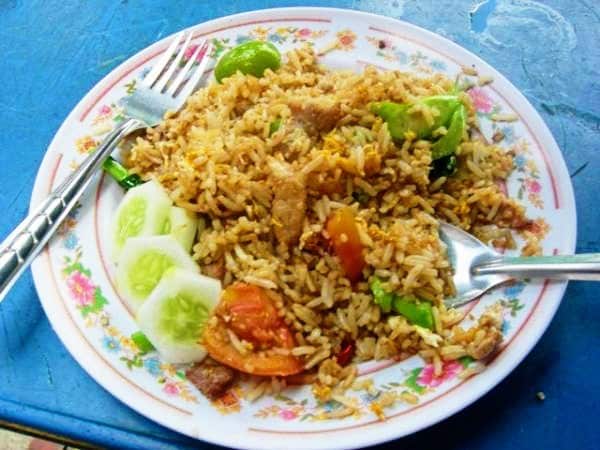 Thai Khao Pad | Thai fried rice: Love how heart-warming and quick and easy Thai fried rice is! All you need is some leftover rice, veggies and meat from your fridge, and you have a yummy, delicious meal in minutes! | thai-foodie.com