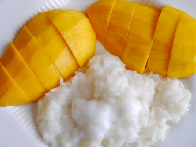 https://thai-foodie.com/wp-content/uploads/2014/07/Mango-Sticky-Rice-3.jpg