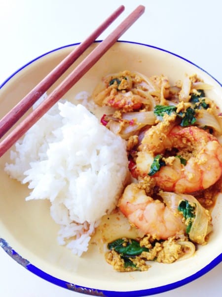 Thai Shrimp Curry Stir-Fry, Goong Pad Pong Karee, is full of heart-warming flavors of fresh shrimp, bright yellow curry, egg and kale with jasmine rice, and what makes it even more amazing is it takes less than 30 minute from prep to finish! Easy and quick week night meal, in LOVE! | thai-foodie.com