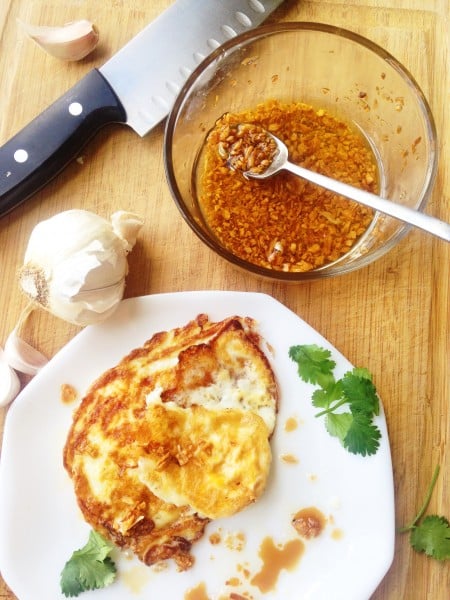 Fried garlic topping is so yummy, yet so easy to mess up! But these 5 tips on how to make fried garlic will help you make it golden and crispy every time!