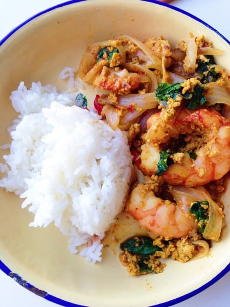 Thai Shrimp Curry Stir-Fry, Goong Pad Pong Karee, is full of heart-warming flavors of fresh shrimp, bright yellow curry, egg and kale with jasmine rice, and what makes it even more amazing is it takes less than 30 minute from prep to finish! Easy and quick week night meal, in LOVE! | thai-foodie.com