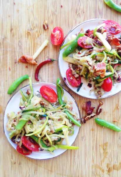 Thai Som Tum Bacon Zoodle-Enjoy your favorite Thai som tum flavors with a fusion twist using zoodles, bacon, honey roasted pecans and granny smith apple! So easy, full of flavor and fun! | thai-foodie.com