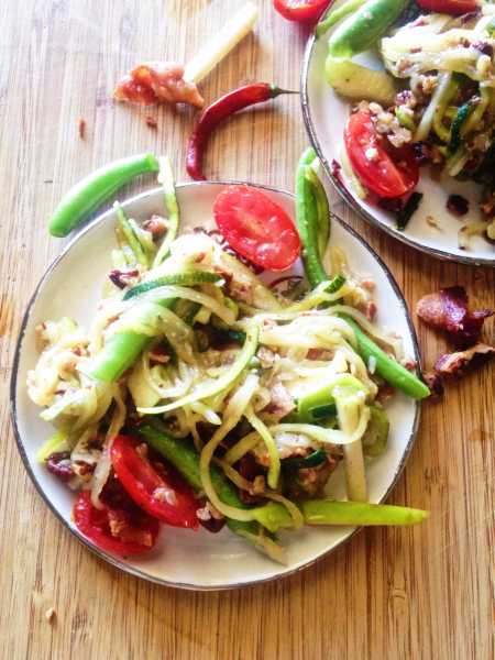 Enjoy your favorite Thai som tum flavors with a fusion twist using zoodles, bacon, honey roasted pecans and granny smith apple! So easy, full of flavor and fun! | thai-foodie.com