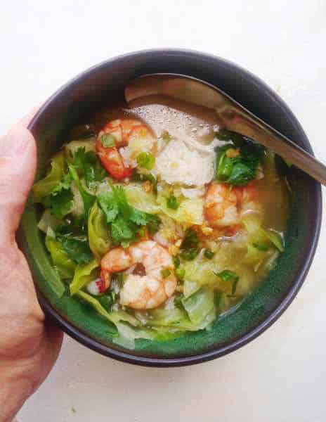 Heart-warming quick, Thai rice soup that even babies and toddlers enjoy? Yes please! Full of the best homey flavors: chicken broth, jasmine rice, shrimp, cabbage, green onions, cilantro and fried garlic! | thai-foodie.com