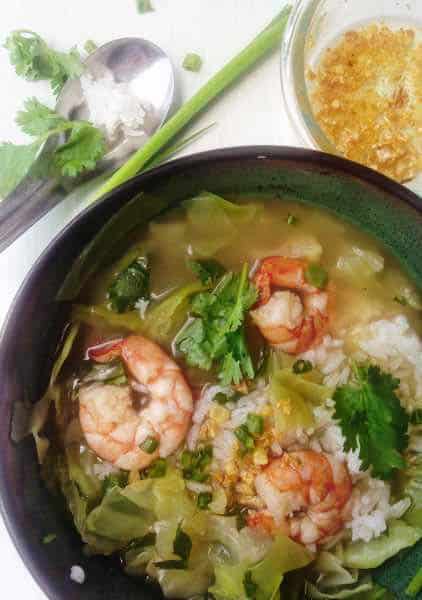 Heart-warming quick, Thai rice soup that even babies and toddlers enjoy? Yes please! Full of the best homey flavors: chicken broth, jasmine rice, shrimp, cabbage, green onions, cilantro and fried garlic! | thai-foodie.com