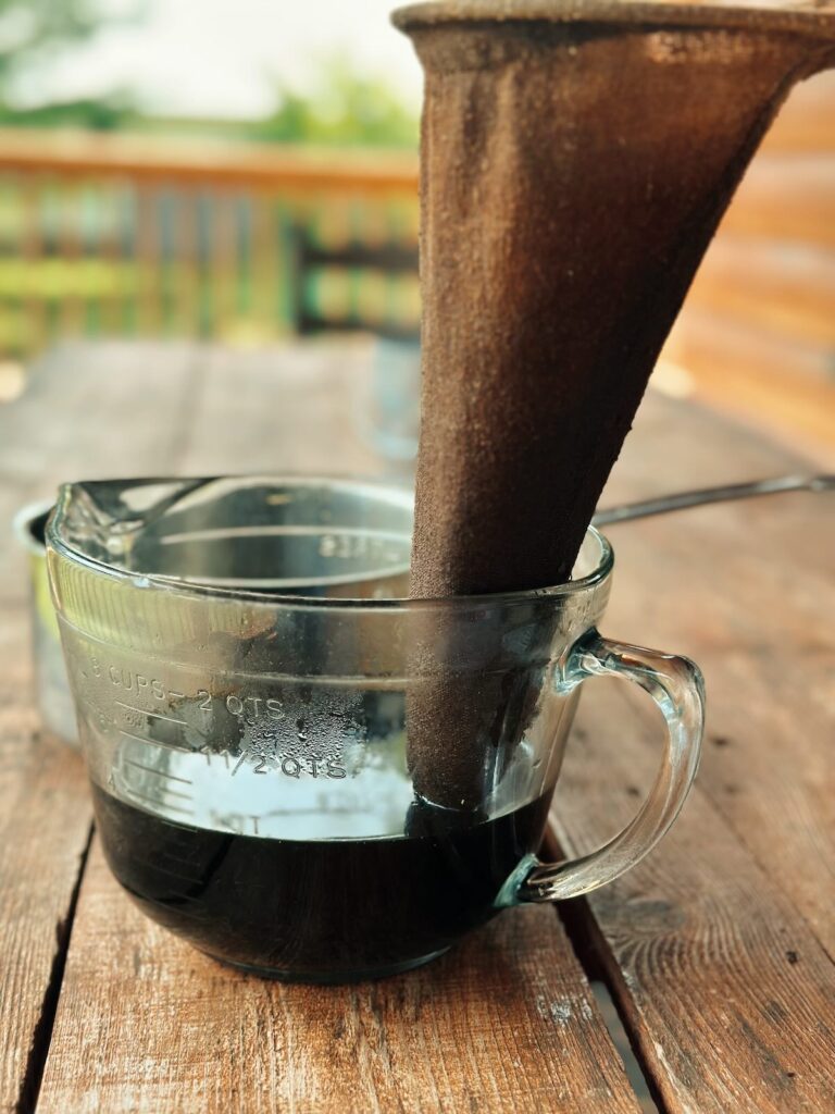 straining-thai-green-tea-in-a-tea-sock