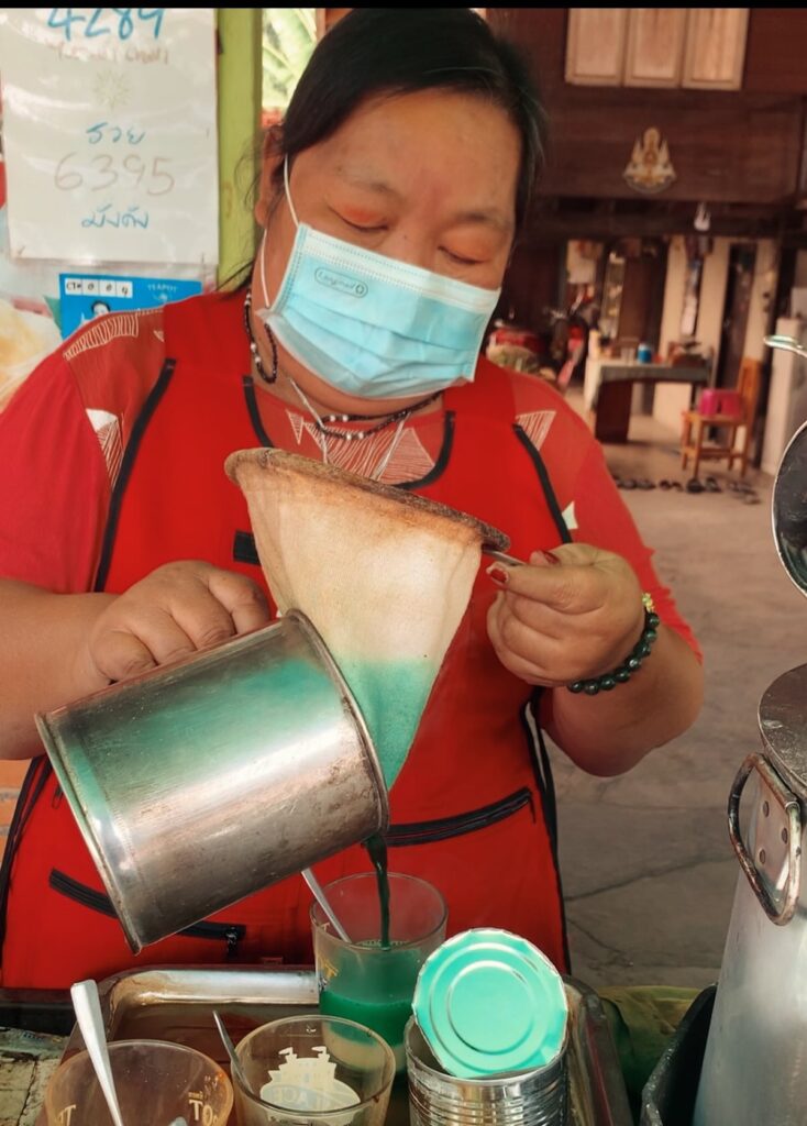 thai-green-milk-tea-vendor-in-thailand.